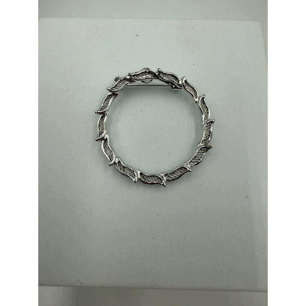 Gerrys Vintage Silver Tone Textured Wreath Circle Brooch Pin Costume Jewelry‎